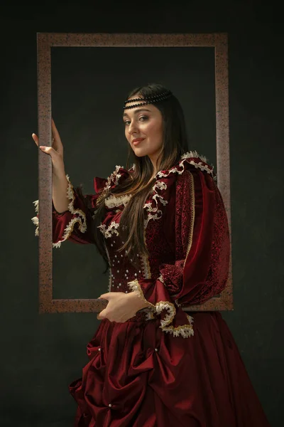 Mujer joven medieval en traje anticuado —  Fotos de Stock