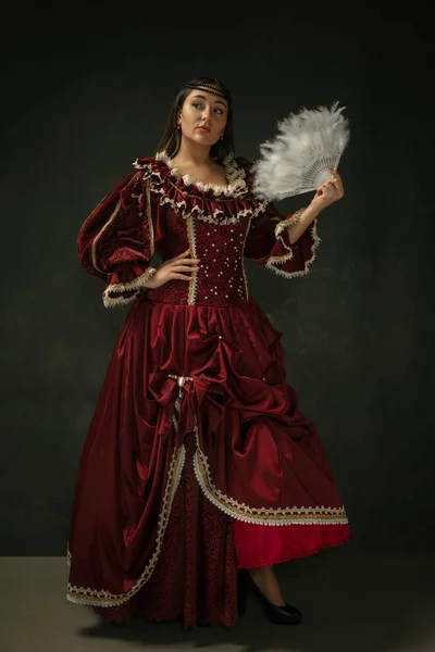Mujer joven medieval en traje anticuado —  Fotos de Stock