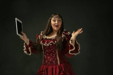 Eski moda kostümlü ortaçağ genç kadını.