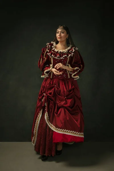 Medieval young woman in old-fashioned costume — 스톡 사진