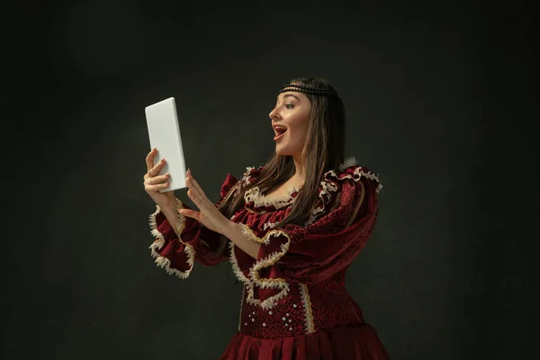 Giovane donna medievale in costume vecchio stile — Foto Stock