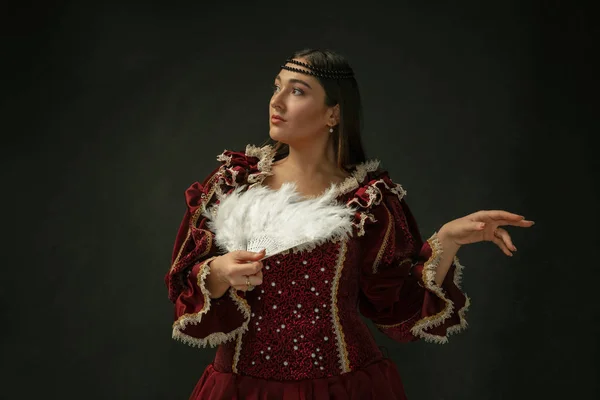 Mujer joven medieval en traje anticuado —  Fotos de Stock