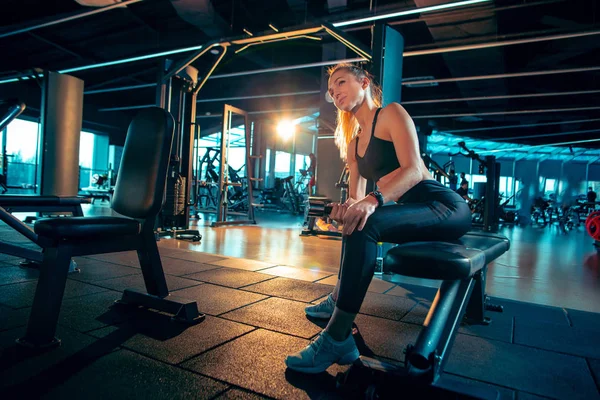 Die Athletin trainiert hart in der Turnhalle. Fitness und gesundes Leben. — Stockfoto