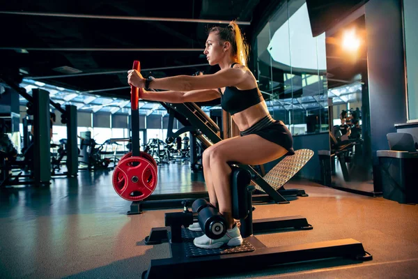 Die Athletin trainiert hart in der Turnhalle. Fitness und gesundes Leben. — Stockfoto