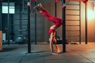Spor salonunda sıkı çalışan bayan sporcu. Fitness ve sağlıklı yaşam konsepti.