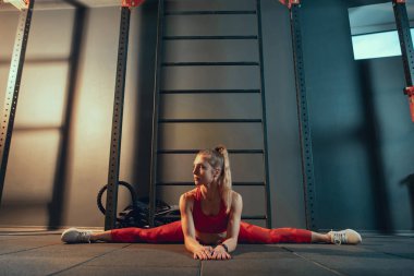 Spor salonunda sıkı çalışan bayan sporcu. Fitness ve sağlıklı yaşam konsepti.