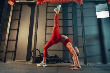 Spor salonunda sıkı çalışan bayan sporcu. Fitness ve sağlıklı yaşam konsepti.