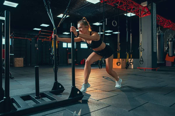 Die Athletin trainiert hart in der Turnhalle. Fitness und gesundes Leben. — Stockfoto