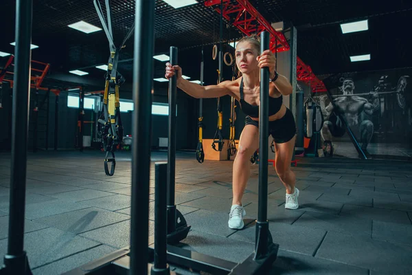 Die Athletin trainiert hart in der Turnhalle. Fitness und gesundes Leben. — Stockfoto