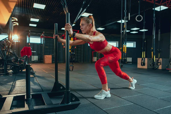 Die Athletin trainiert hart in der Turnhalle. Fitness und gesundes Leben. — Stockfoto