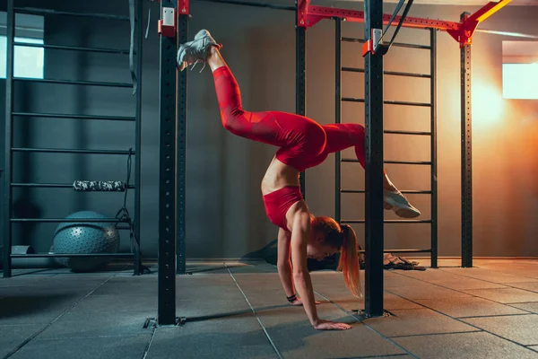 Spor salonunda sıkı çalışan bayan sporcu. Fitness ve sağlıklı yaşam konsepti. — Stok fotoğraf