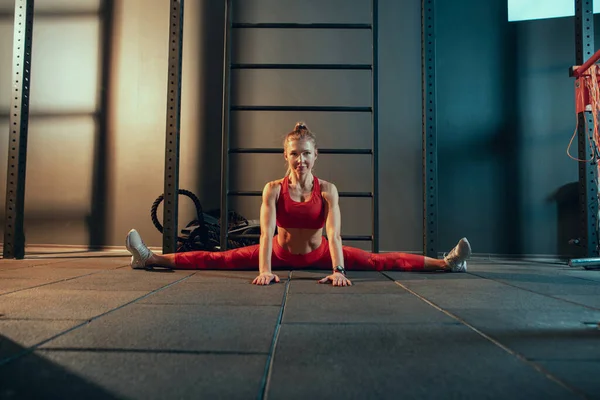 Die Athletin trainiert hart in der Turnhalle. Fitness und gesundes Leben. — Stockfoto