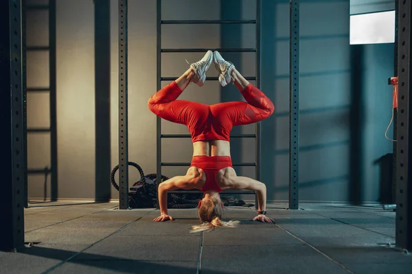 Spor salonunda sıkı çalışan bayan sporcu. Fitness ve sağlıklı yaşam konsepti.