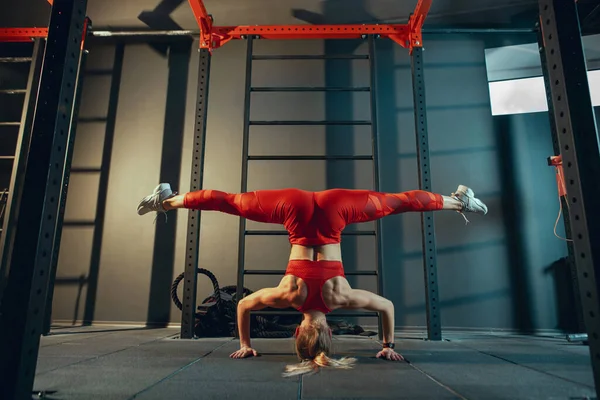 Spor salonunda sıkı çalışan bayan sporcu. Fitness ve sağlıklı yaşam konsepti.