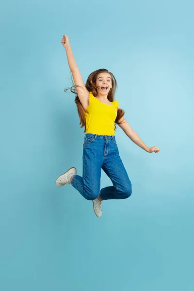 Branco teen menina retrato isolado no azul estúdio fundo — Fotografia de Stock