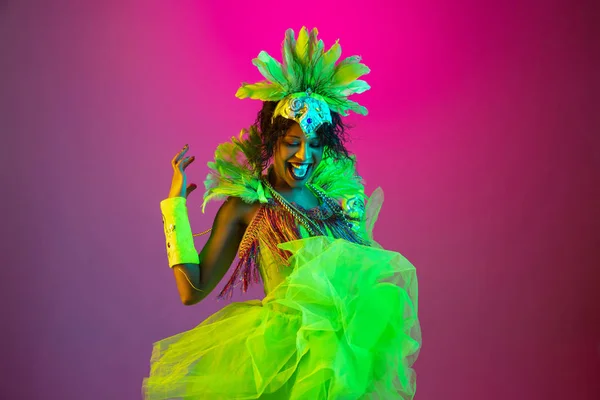 Gyönyörű fiatal nő karneváli és álarcosbál jelmez gradiens stúdió háttér neon fény — Stock Fotó