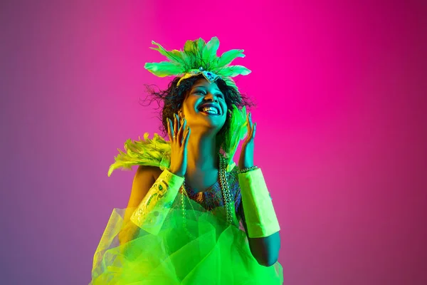 Gyönyörű fiatal nő karneváli és álarcosbál jelmez gradiens stúdió háttér neon fény — Stock Fotó