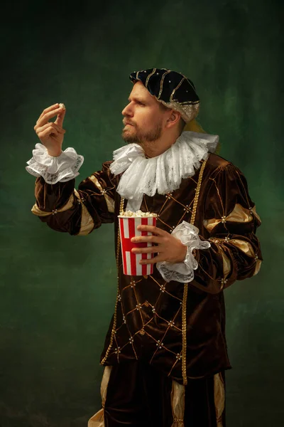 Średniowieczny młodzieniec w staromodnym kostiumie — Zdjęcie stockowe