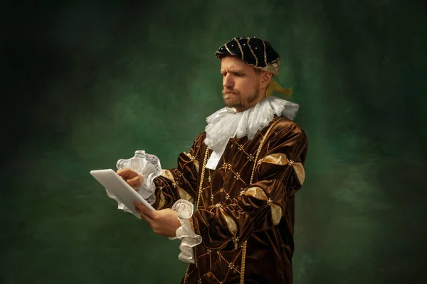 Středověký mladý muž ve staromódním kostýmu — Stock fotografie