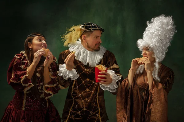 Mittelalterliche junge Männer und Frauen in altmodischen Kostümen — Stockfoto
