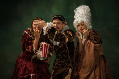 Ortaçağ genç adam ve kadınlar eski moda kostümlü.