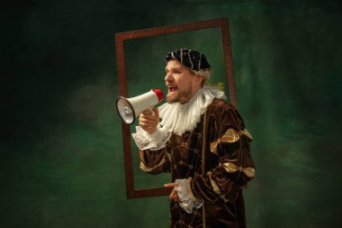 Eski moda kostümlü ortaçağ delikanlısı.