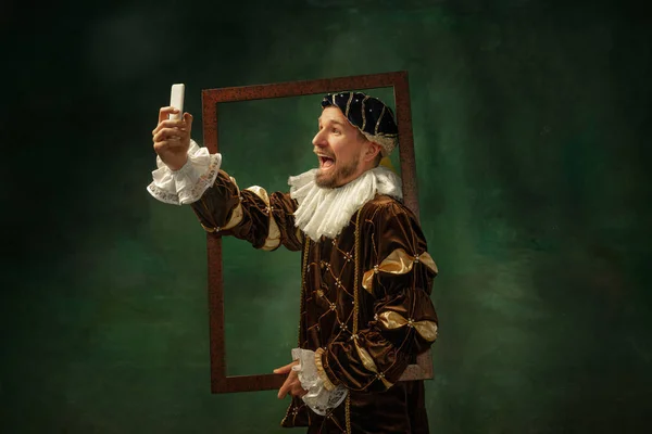 Μεσαιωνικός νεαρός με παλιομοδίτικη στολή — Φωτογραφία Αρχείου