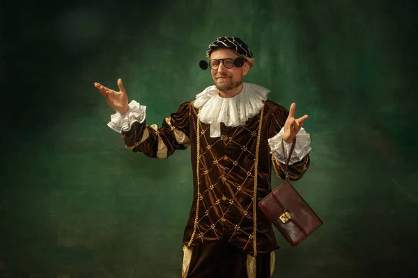 Giovane medievale in costume vecchio stile — Foto Stock