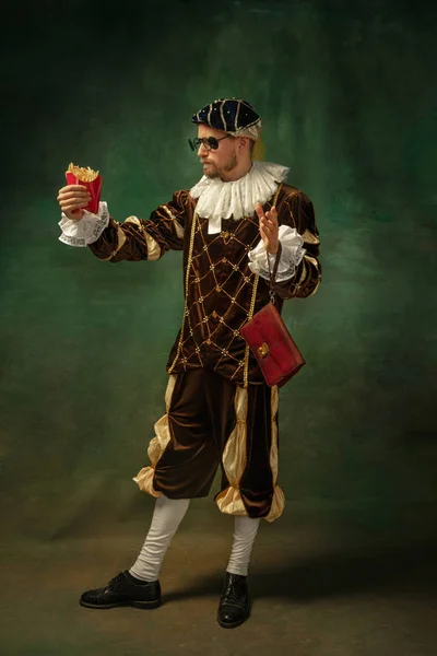 Medeltida ung man i gammaldags kostym — Stockfoto
