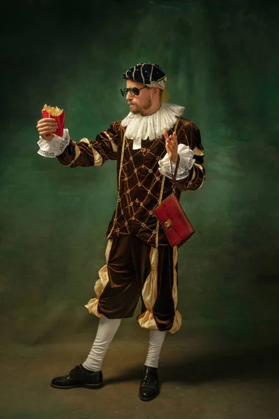 Giovane medievale in costume vecchio stile — Foto Stock