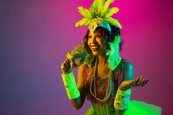 Mulher bonita no carnaval e mascarada traje no fundo do estúdio gradiente em luz de néon — Fotografia de Stock