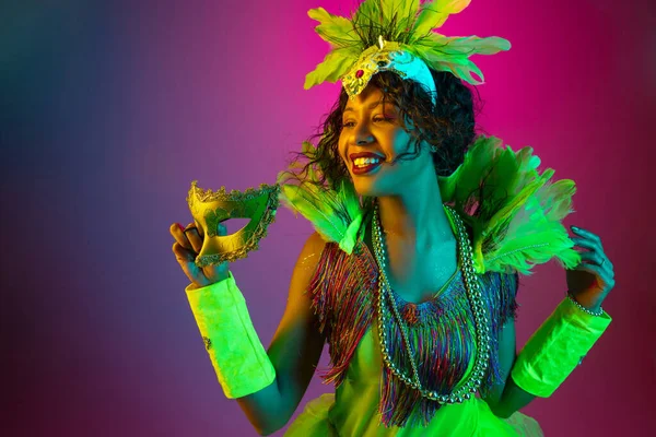 Mulher bonita no carnaval e mascarada traje no fundo do estúdio gradiente em luz de néon — Fotografia de Stock