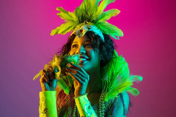 Mulher bonita no carnaval e mascarada traje no fundo do estúdio gradiente em luz de néon — Fotografia de Stock