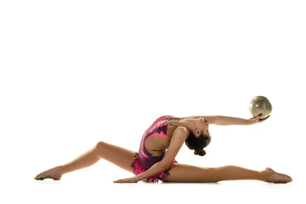 Молодая гибкая гимнастка изолирована на белом фоне студии — стоковое фото