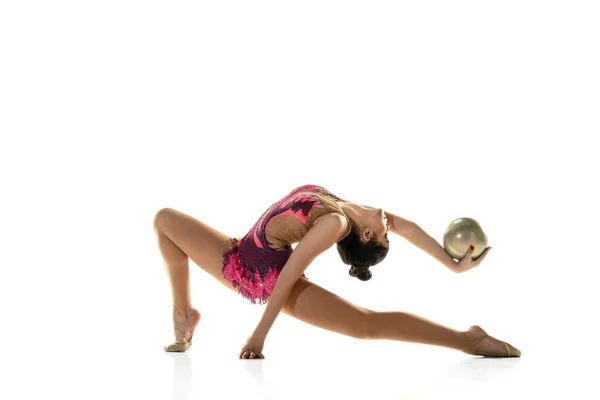 Joven gimnasta femenina flexible aislada sobre fondo blanco de estudio —  Fotos de Stock