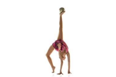 Genç esnek bayan jimnastikçi beyaz stüdyo arka planında izole edilmiş.