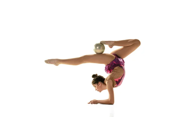 Młoda, elastyczna gimnastyczka odizolowana na białym tle studia — Zdjęcie stockowe