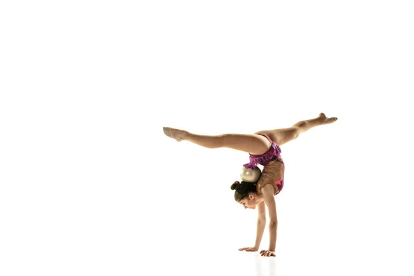 Молодая гибкая гимнастка изолирована на белом фоне студии — стоковое фото