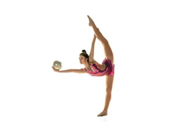 Joven gimnasta femenina flexible aislada sobre fondo blanco de estudio —  Fotos de Stock