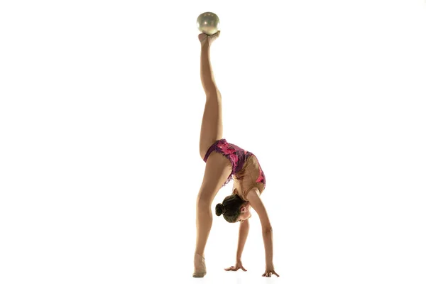 Ung flexibel kvinnlig gymnast isolerad på vit studio bakgrund — Stockfoto