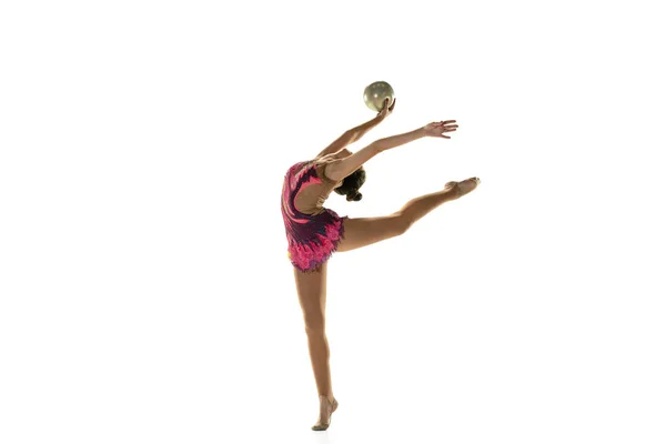 Mladá ohebná žena gymnastka izolované na bílém pozadí studia — Stock fotografie