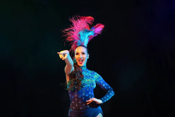 Belle jeune femme en costume de carnaval et de mascarade dans des néons colorés sur fond noir — Photo