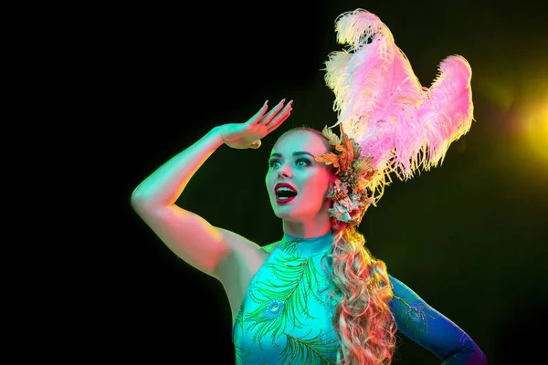 Mulher bonita no carnaval e mascarada traje em luzes de néon coloridas no fundo preto — Fotografia de Stock