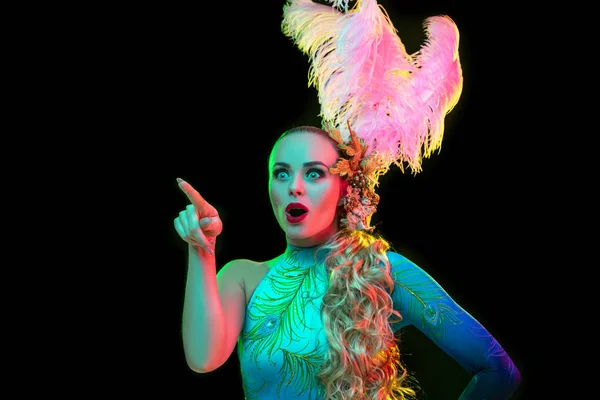 Mulher bonita no carnaval e mascarada traje em luzes de néon coloridas no fundo preto — Fotografia de Stock