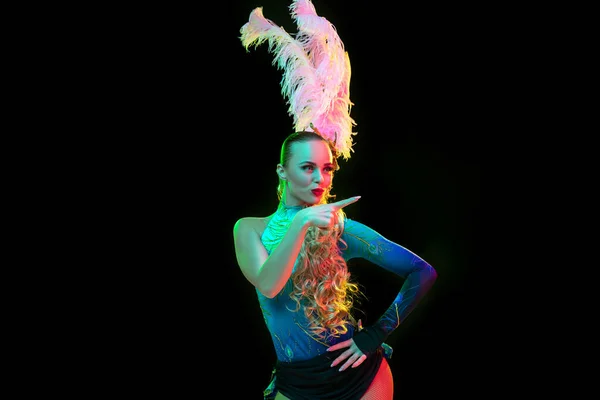 Mulher bonita no carnaval e mascarada traje em luzes de néon coloridas no fundo preto — Fotografia de Stock