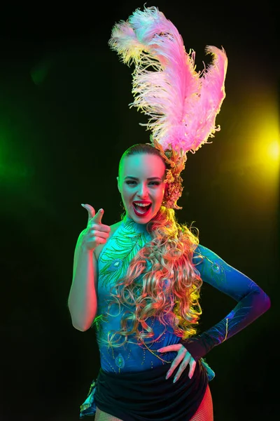 Mulher bonita no carnaval e mascarada traje em luzes de néon coloridas no fundo preto — Fotografia de Stock