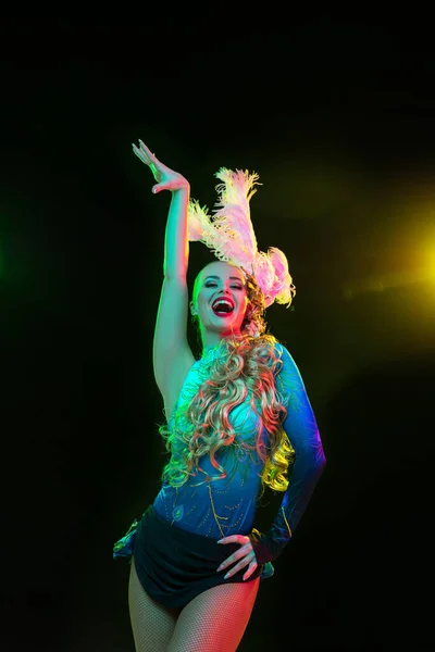 Mulher bonita no carnaval e mascarada traje em luzes de néon coloridas no fundo preto — Fotografia de Stock