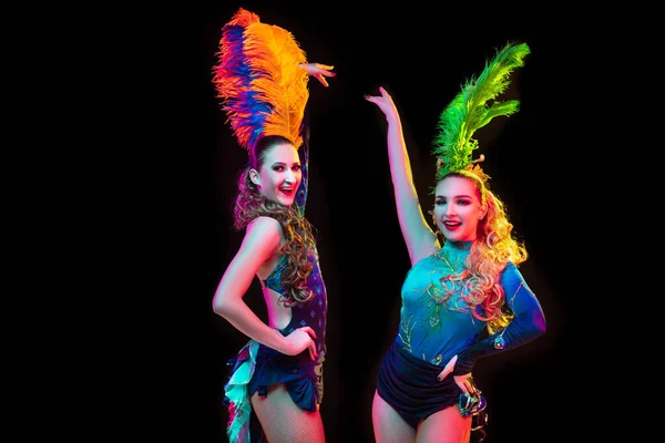 Wanita muda cantik di karnaval dan kostum topeng dengan lampu neon berwarna-warni dengan latar belakang hitam — Stok Foto