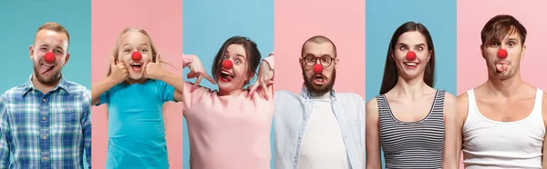 Retrato de jovens celebrando dia nariz vermelho em fundo colorido — Fotografia de Stock