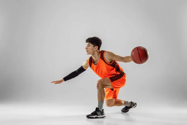 백인 스튜디오 배경에서 고립된 어린 농구 선수 훈련 — 스톡 사진